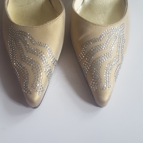 Stuart Weitzman Slingback Pumps - Low heeled. - Picture 5 of 8